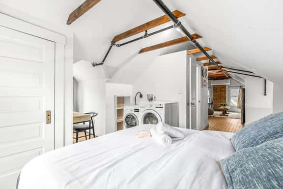 Stately Studio Apartment - Image 1