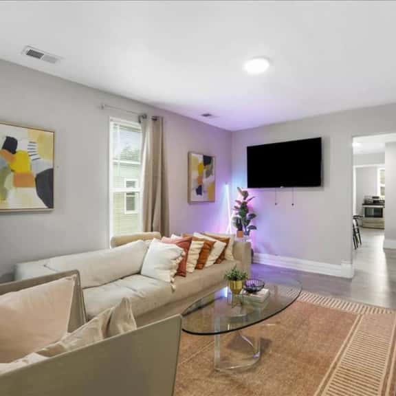 Chic Vinewood Home King+2 Queens - Image 1