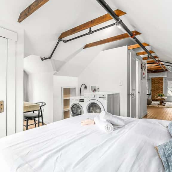 Stately Studio Apartment - Image 1