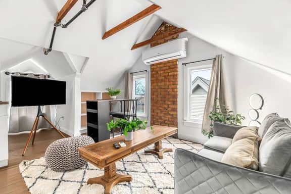 Stately Studio Apartment - Image 4