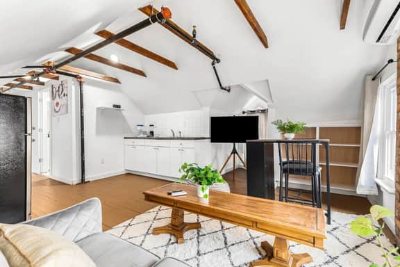 Stately Studio Apartment - Image 2