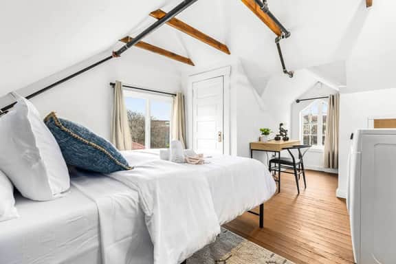 Stately Studio Apartment - Image 5