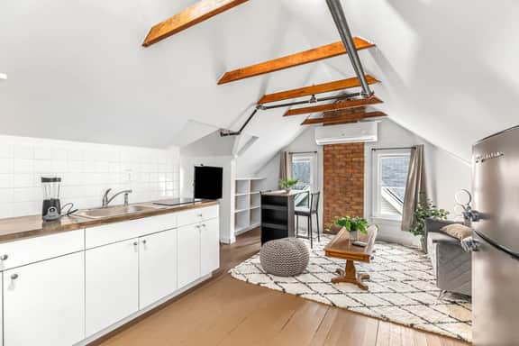 Stately Studio Apartment - Image 3